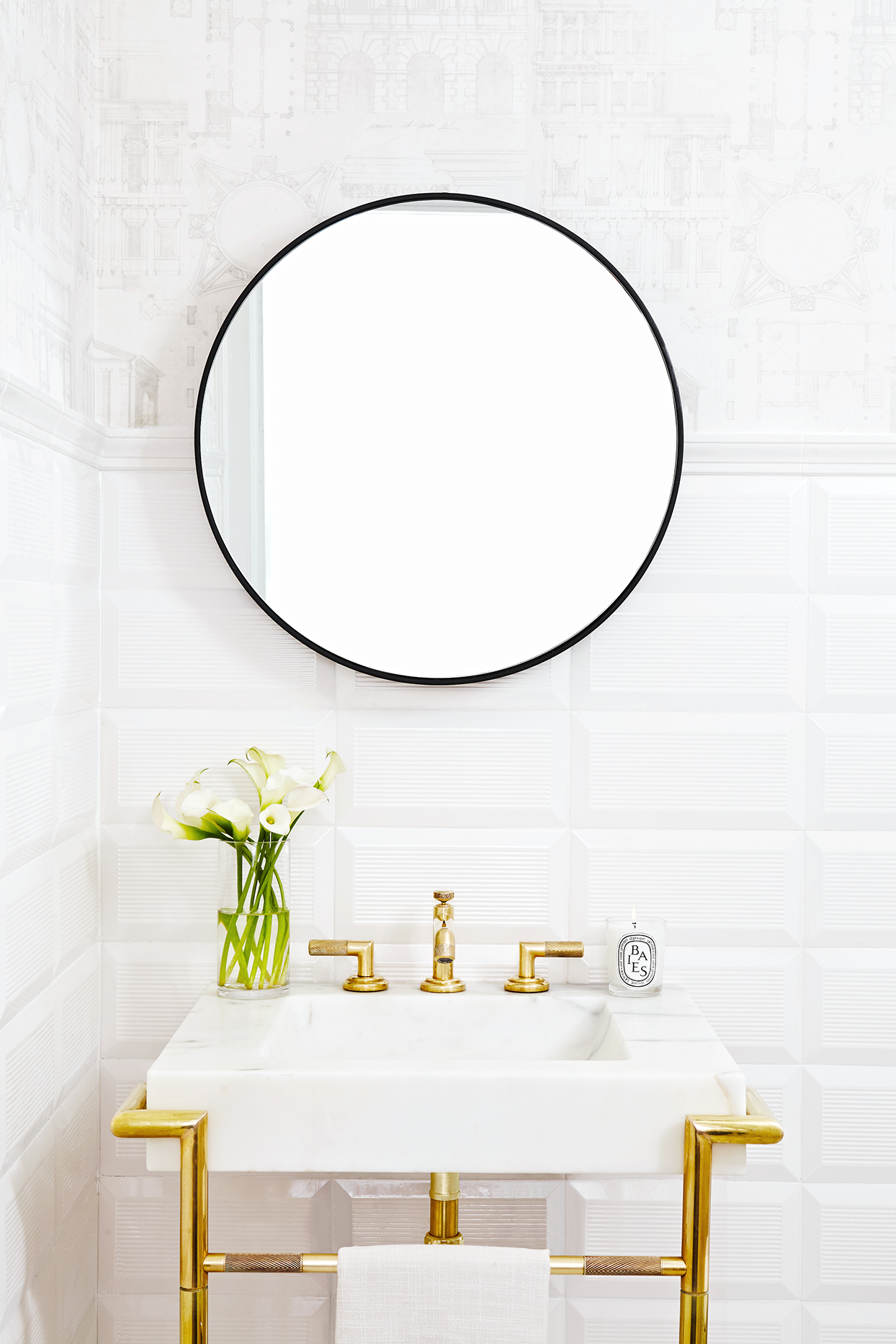 7.KathyKuo_RoundMirrors vanity with round mirror